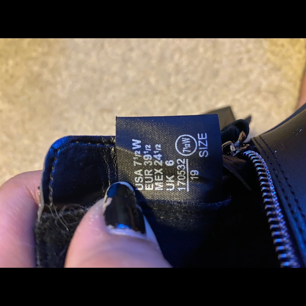 Fioni Booties ๐๐๐ - Picture 6 of 12